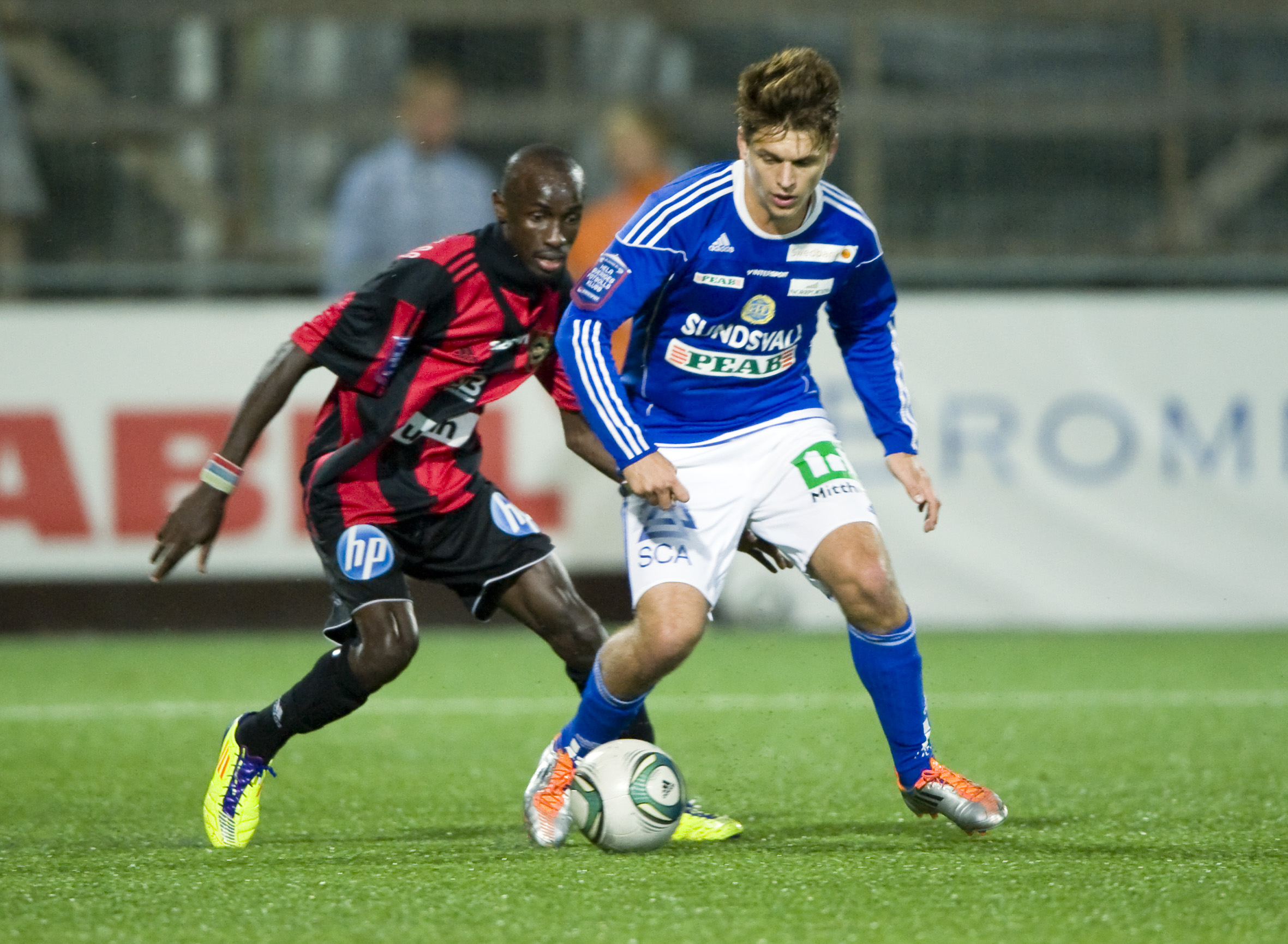 12. Fredrik Holster, offensiv mittfältare. Betyg: 2/5. Lagets främste målskytt i superettan 2011. Vass på den centrala offensiva mittfältspositionen. 12. Fredrik Holster, offensiv mittfältare. Betyg: 2/5. Lagets främste målskytt i superettan 2011. Vass på den centrala offensiva mittfältspositionen.