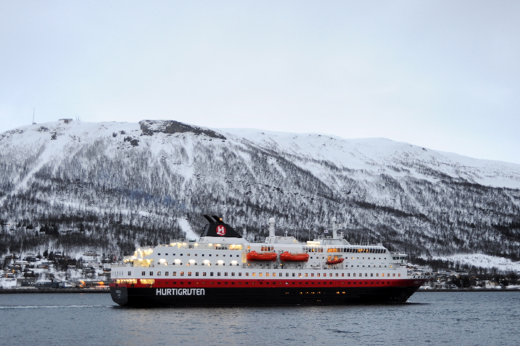 20. Vårt grannland är något sämre än oss på att hand om turister. 20. Vårt grannland är något sämre än oss på att hand om turister.