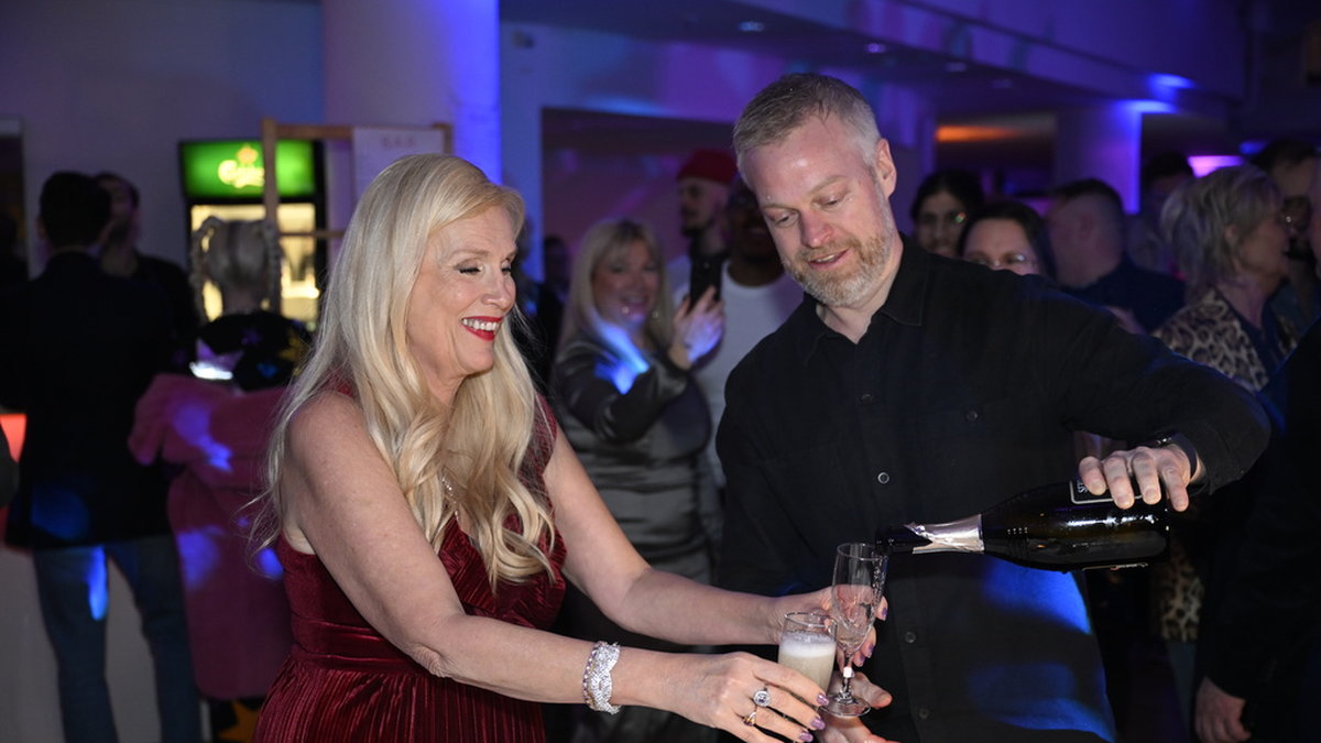 Gunilla Persson firar efter Melodifestivalen med sin skivbolagsrepresentant Erik Stenhammar, som har stora planer för Hollywoodfrun.