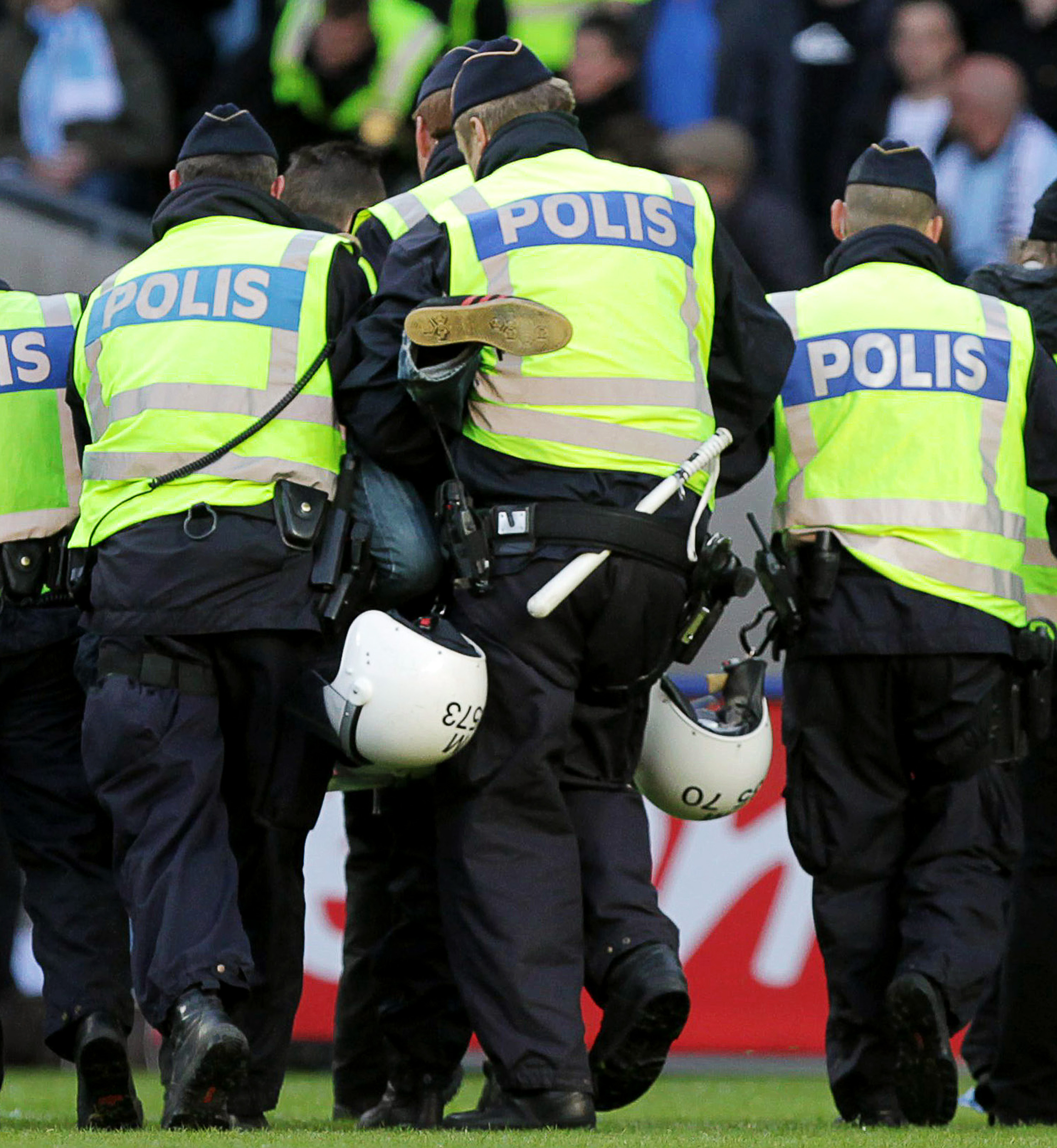 Supportern som knuffade Helsingborgs målvakt Pär Hansson i Skånederbyt slipper anmäla sig hos polisen i framtiden.