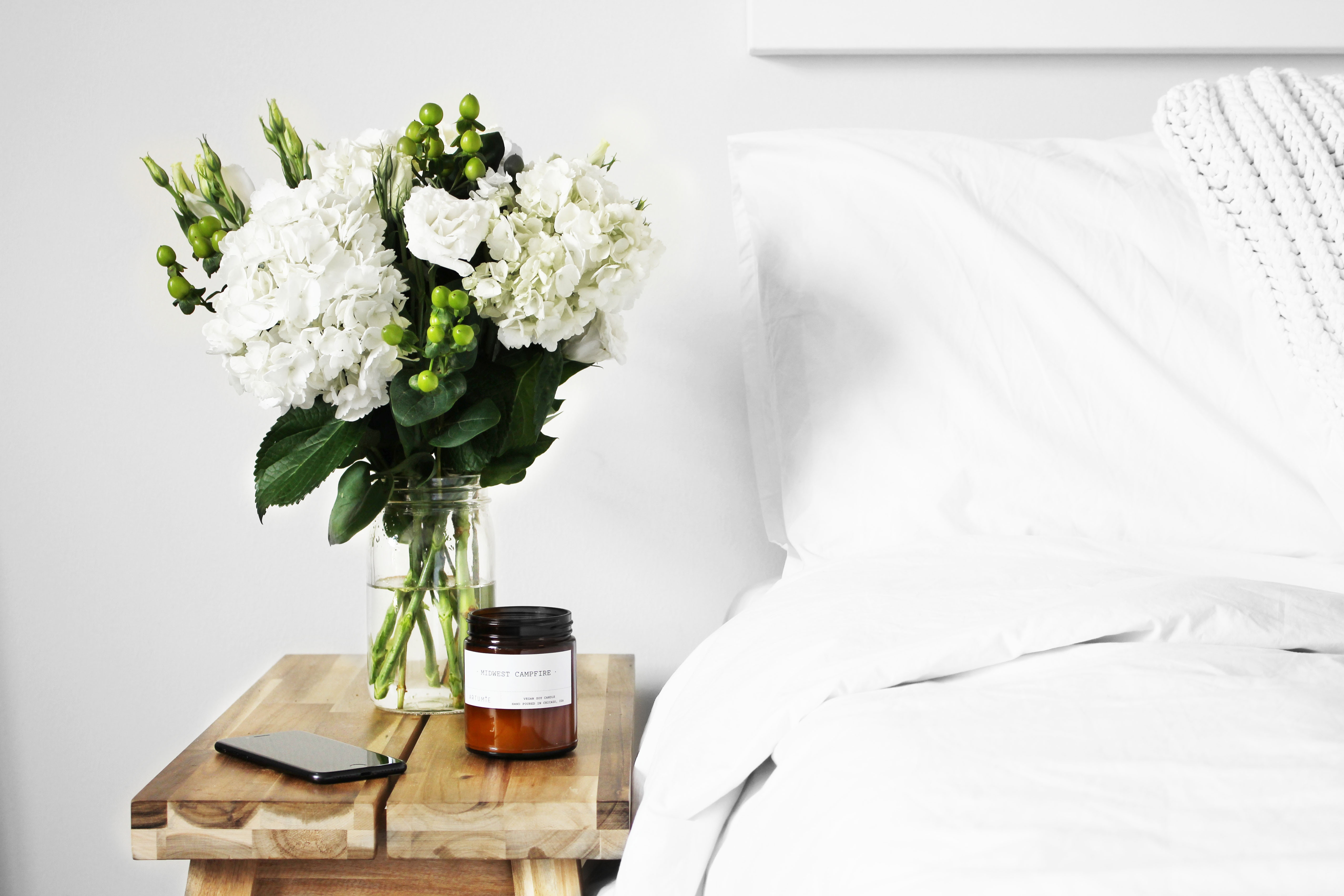 Blommor och doftljus vid sängen Blommor och doftljus vid sängen