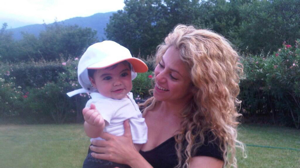 Shakira myser med sin söta bebis "Milan".