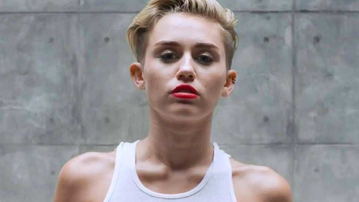 Miley i videon till "Wrecking Ball". 