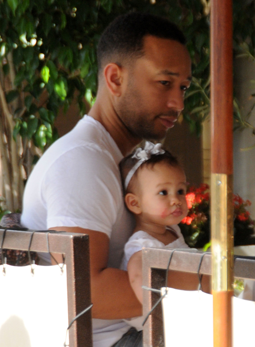 John Legend och Chrissy Teigen lunchade med sin dotter i Beverly Hills. John Legend och Chrissy Teigen lunchade med sin dotter i Beverly Hills.