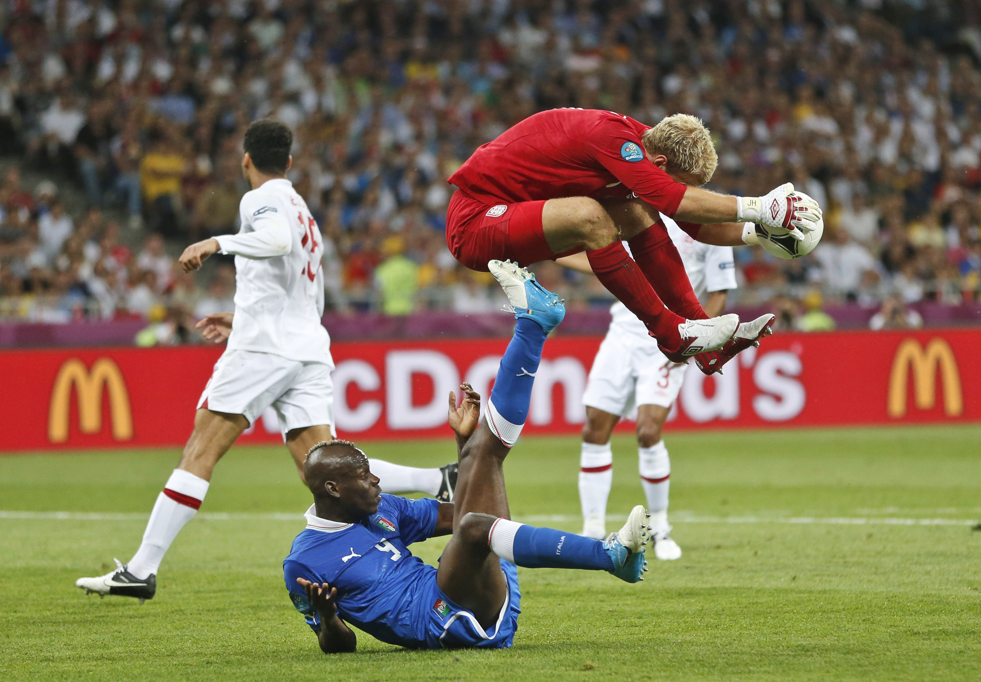 Hart hoppar över sin lagkamrat i City, Balotelli.