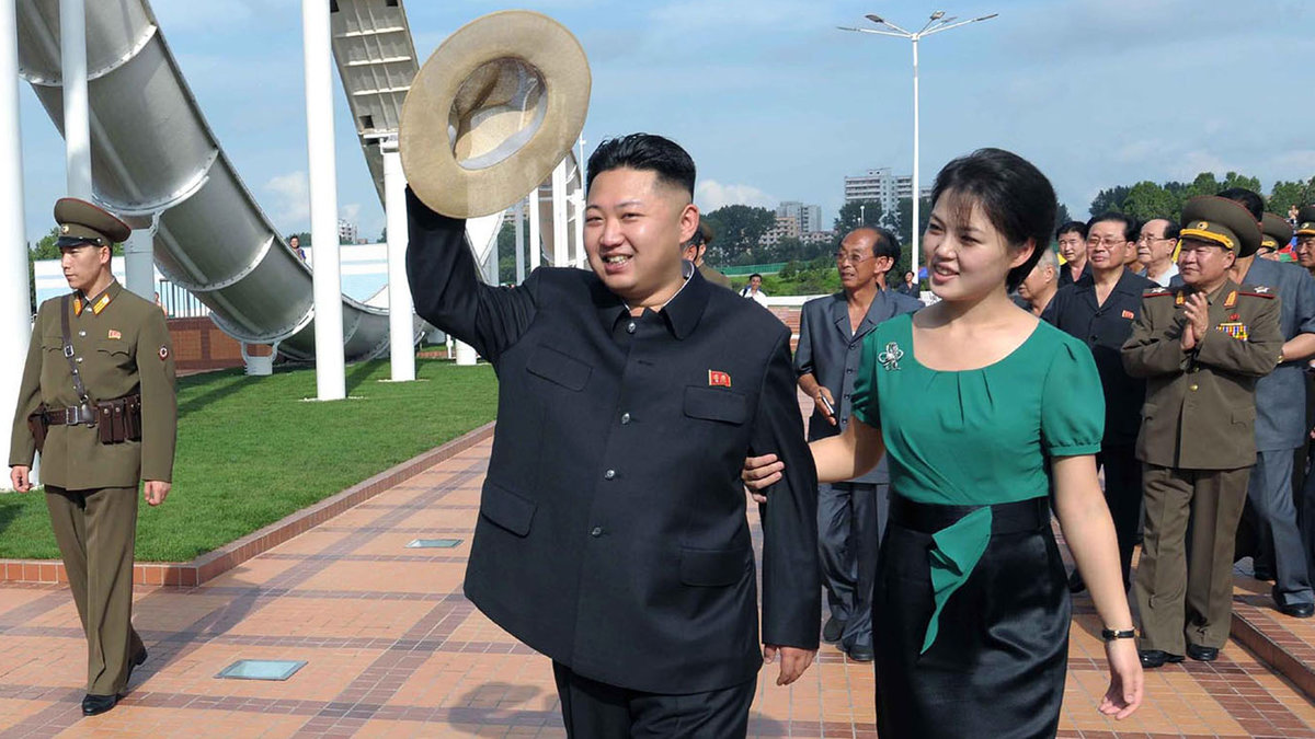 Här är Kim Jong-un med sin nuvarande fru Ri Sol-ju