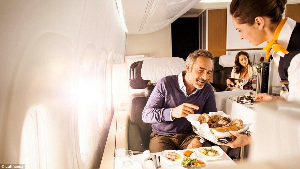 9. Lufthansa. Justerbara stolar som gör att du kan välja vilket sätt du anser vara skönast, de är också ergonomiskt utformade. Dessutom kan de göras om till sängar. 9. Lufthansa. Justerbara stolar som gör att du kan välja vilket sätt du anser vara skönast, de är också ergonomiskt utformade. Dessutom kan de göras om till sängar.