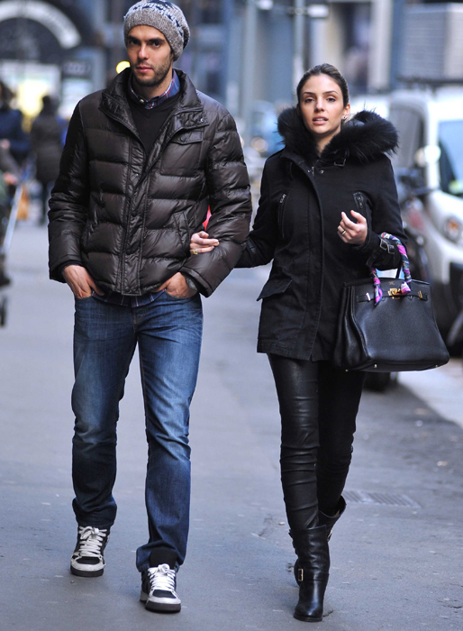 Fotbollsspelaren Kaka är ute och shoppar med sin fru Caroline Celico. Fotbollsspelaren Kaka är ute och shoppar med sin fru Caroline Celico.
