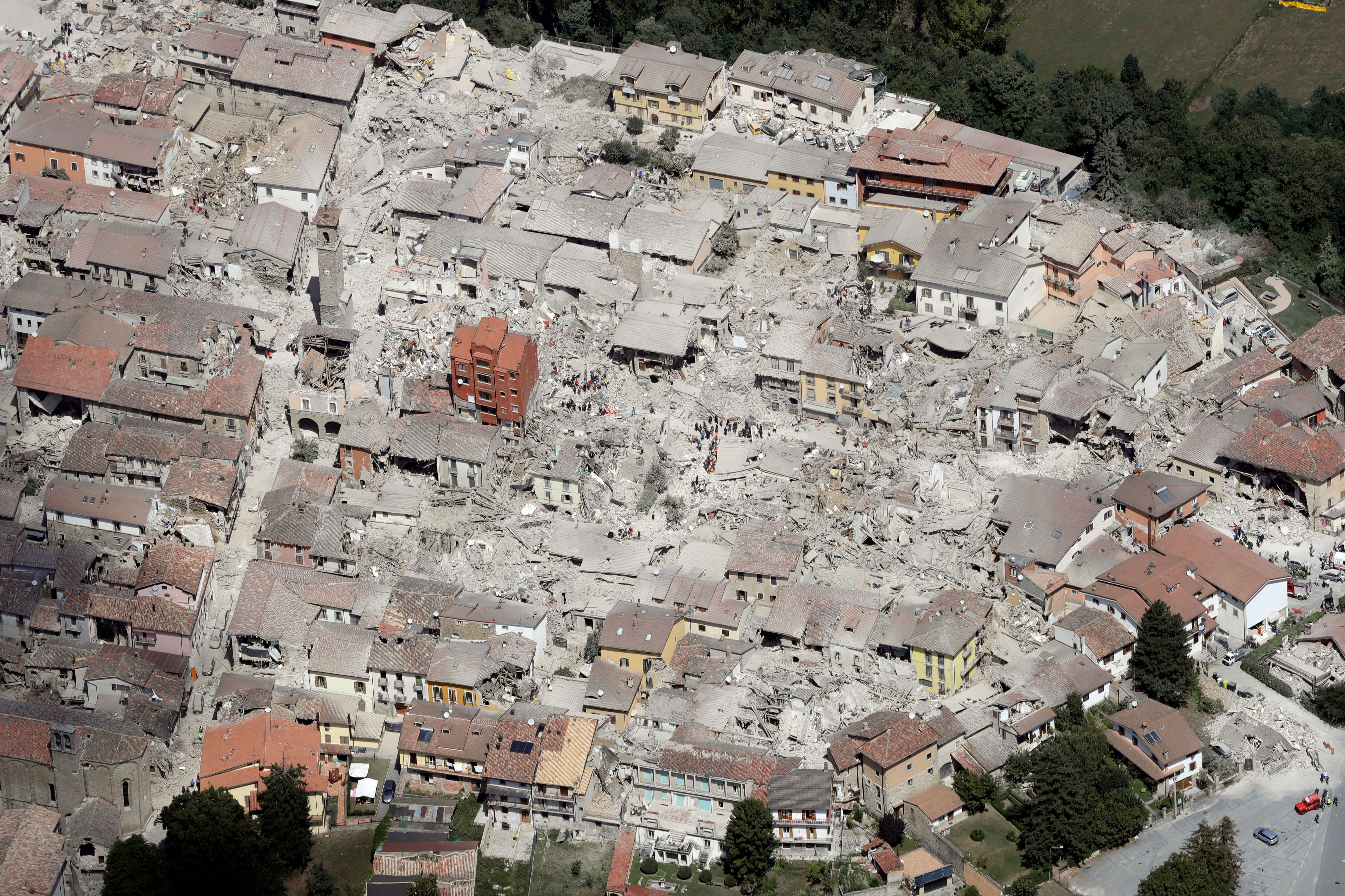 Tre fjärdedelar av Amatrice i Italien är totalförstört efter kraftig jordbävning.