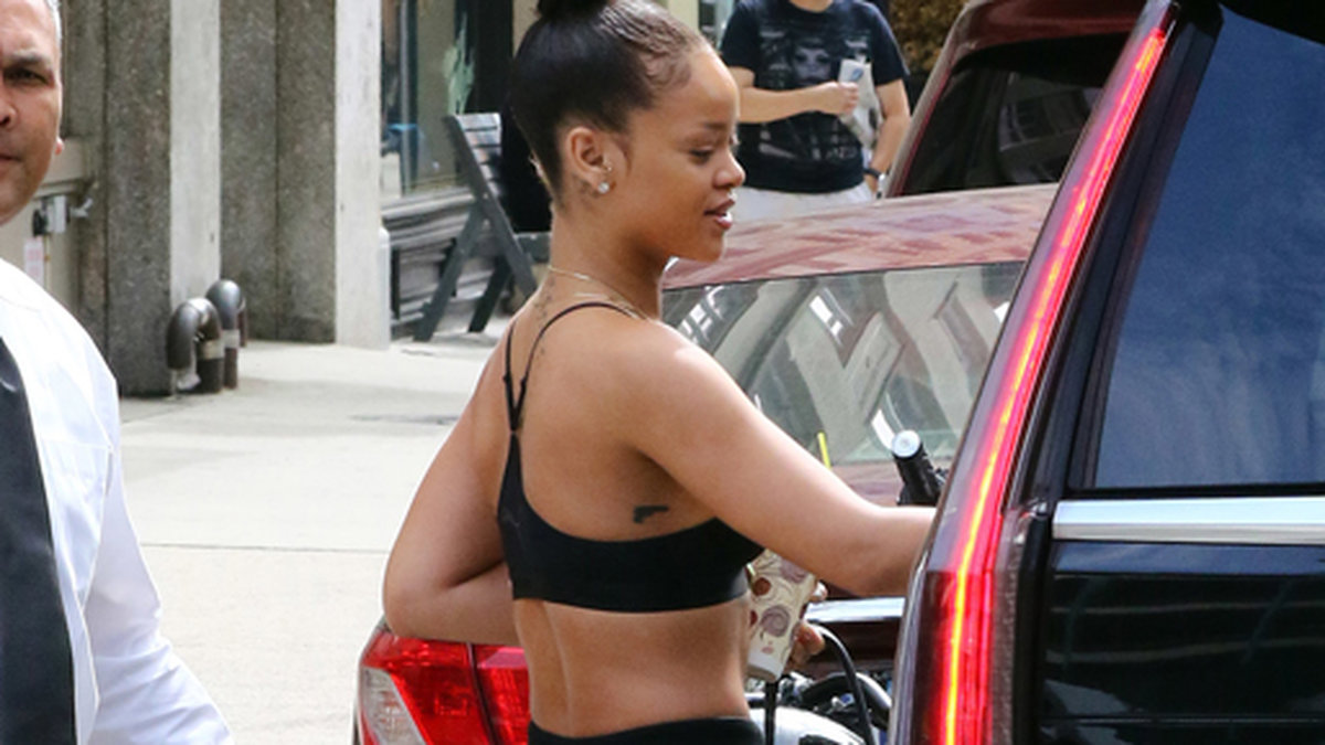Rihanna lämnar sin lägenhet i New York. 