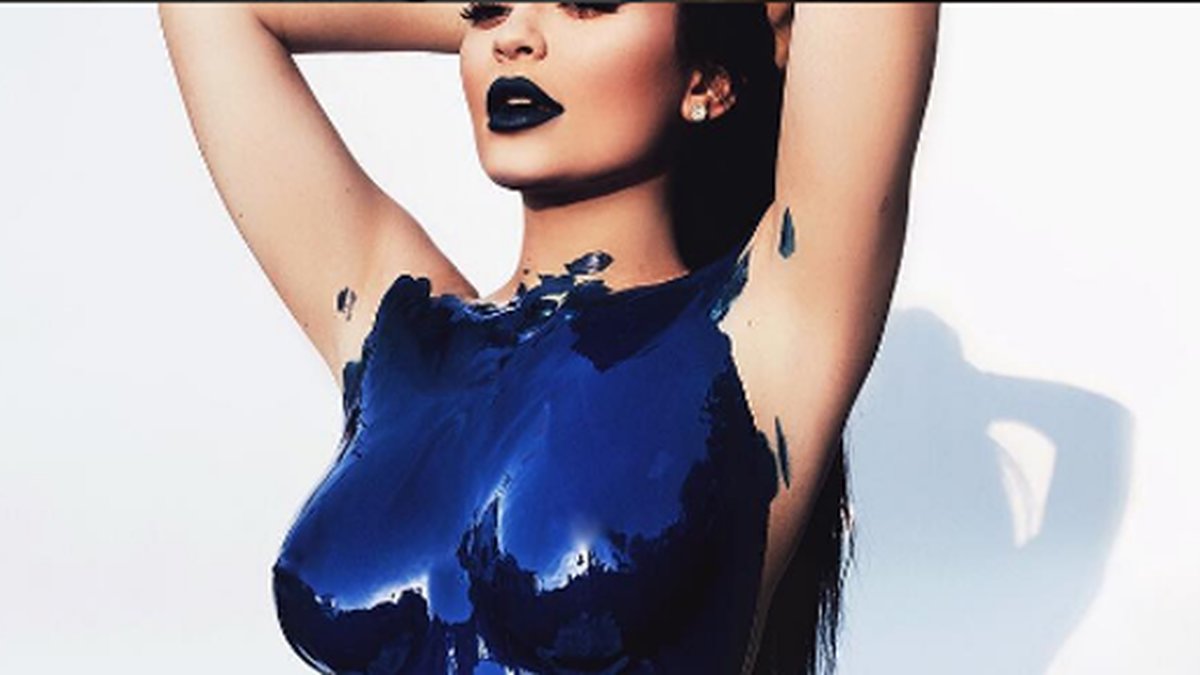Kylie Jenner poserar naken och kroppsmålad.