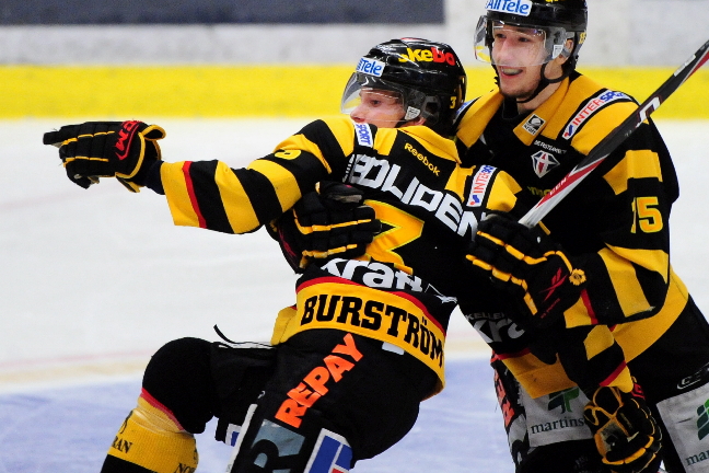 Skellefteås Nicklas Burström (t.v) gjorde sitt första A-lagsmål i den andra finalmatchen som SAIK vann. Skellefteås Nicklas Burström (t.v) gjorde sitt första A-lagsmål i den andra finalmatchen som SAIK vann.