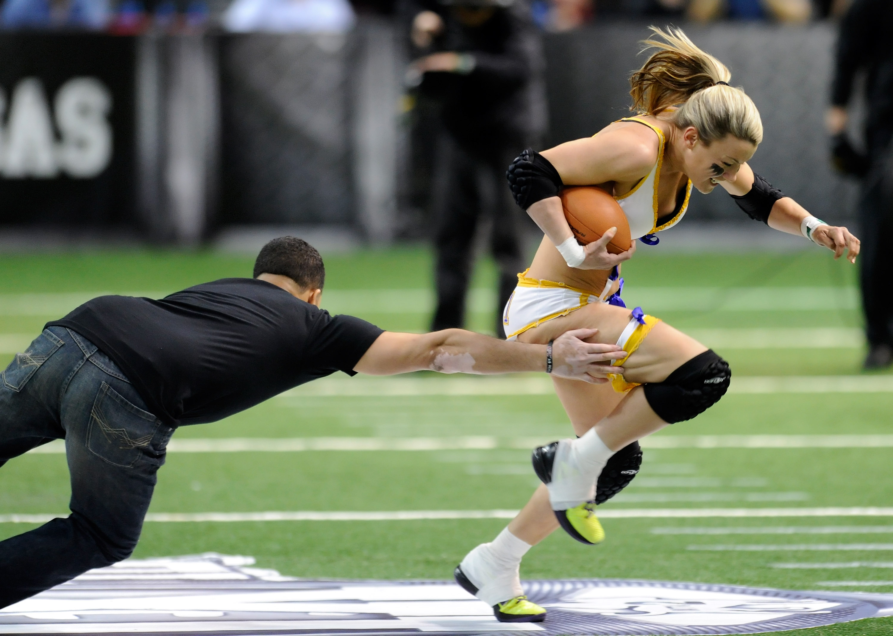 Kyle DeHaven från Baltimore Charm blev vald till LFLs mest värdefulla spelare säsongen 2011/12. Nästa LFL-säsong drar igång den 25 augusti. Kyle DeHaven från Baltimore Charm blev vald till LFLs mest värdefulla spelare säsongen 2011/12. Nästa LFL-säsong drar igång den 25 augusti.