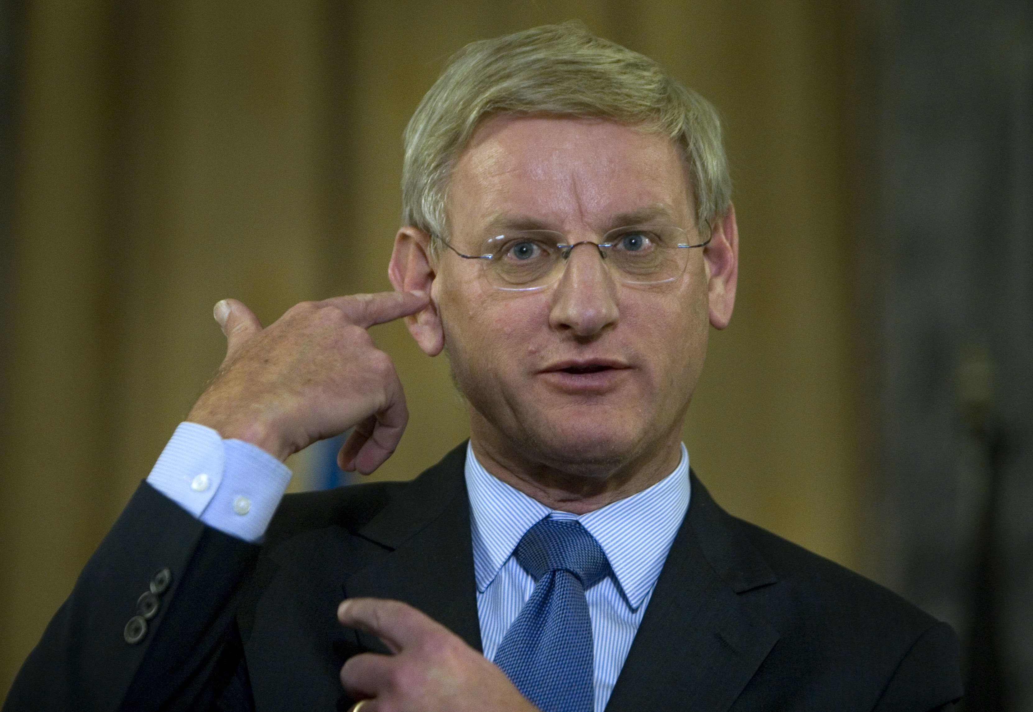 Bilderbergdeltagaren Carl Bildt (m) avfärdar alla konspirationsteorier om gruppen.