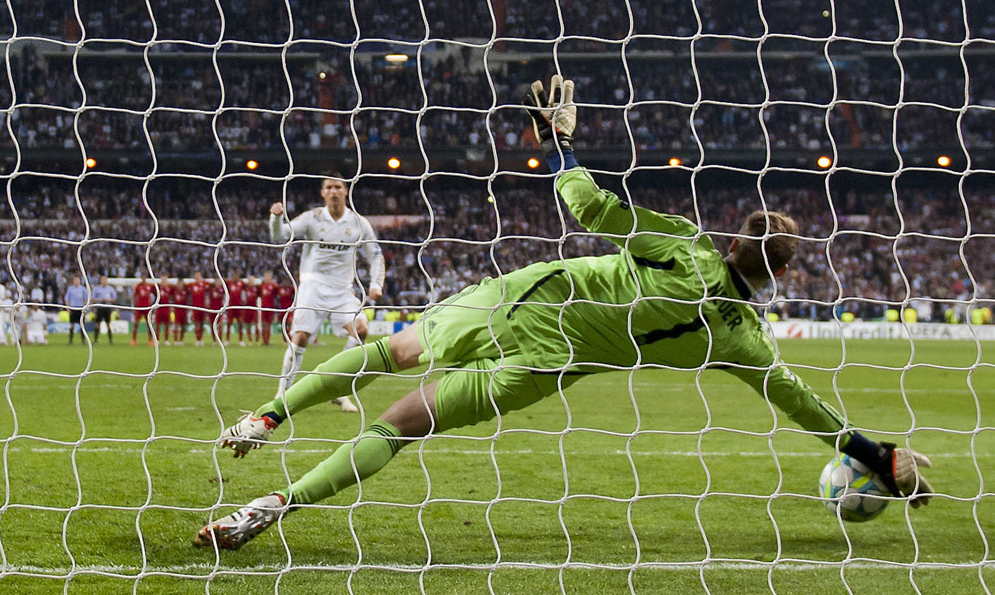 Manuel Neuer går åt rätt håll och räddar Ronaldos straff i CL-semifinalen mellan Real Madrid och Bayern Munchen.