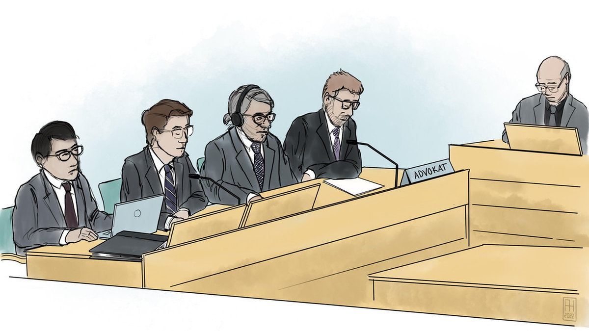 Teckning från rättegången mot kirurgen Paolo Macchiarini i Solna tingsrätt 2022. Macchiarini (i mitten med hörlurar) sitter till vänster om sin advokat Björn Hurtig.