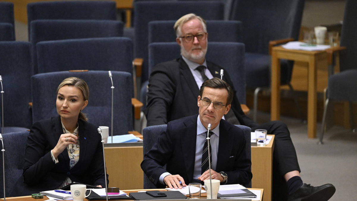 Energi- och näringsminister Ebba Busch (KD), arbetsmarknads- och integrationsminister Johan Pehrson (L) och statsminister Ulf Kristersson (M) under onsdagens partiledardebatt i riksdagen.