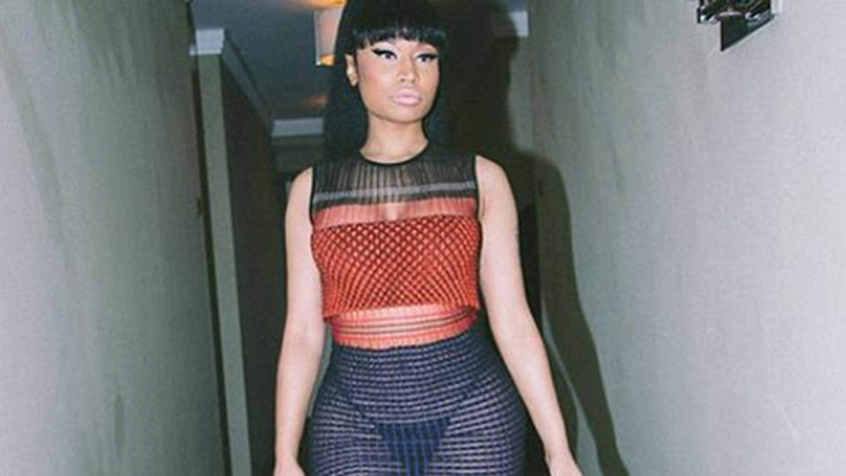 Nicki Minaj i en intressant outfit. 