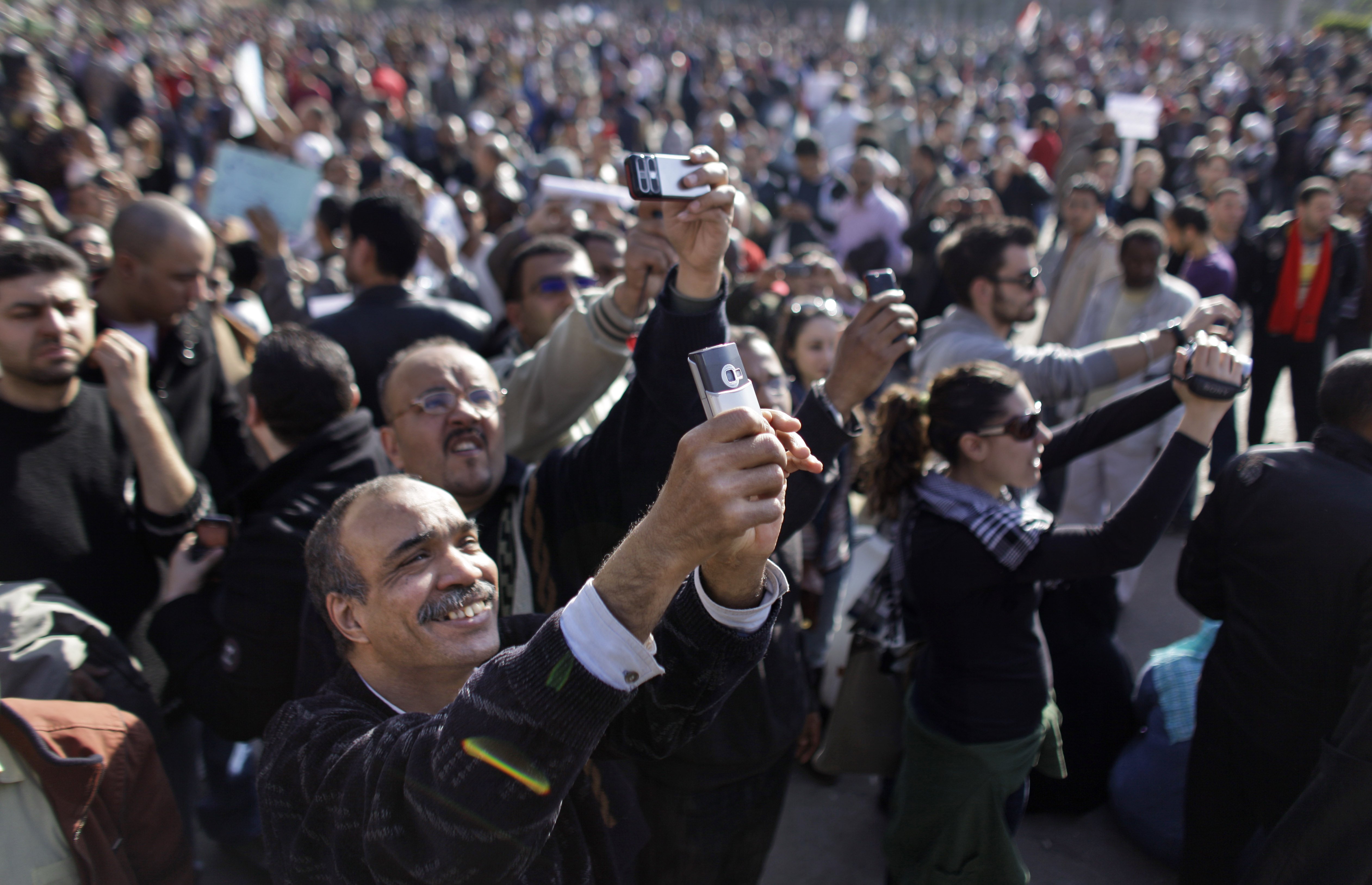 Under tisdagen väntas en miljon människor tåga ut på gatorna i protest mot Mubarak.