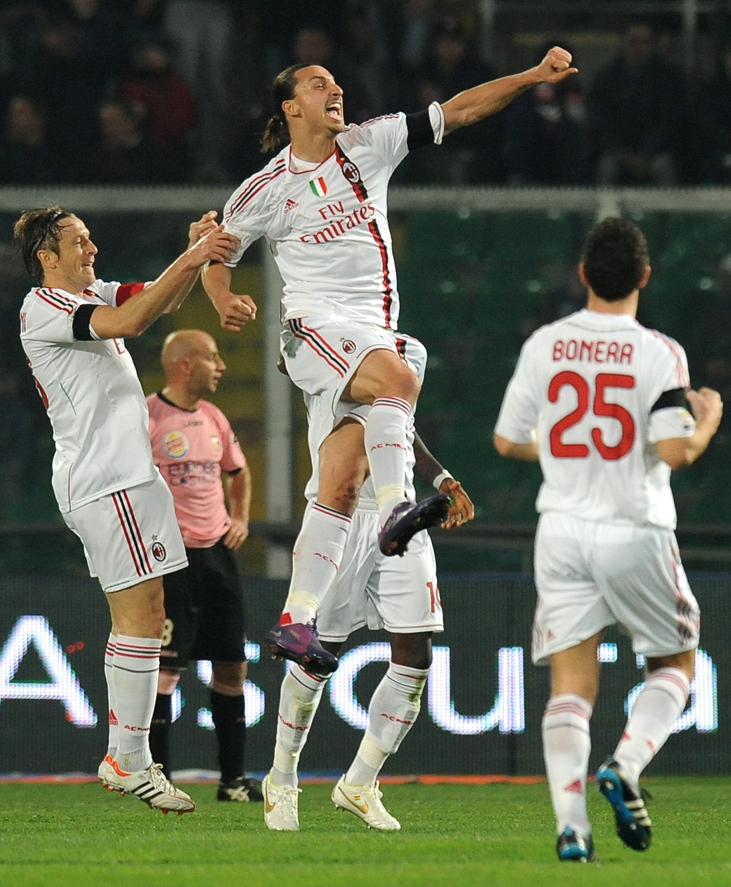 I Zlatans comeback mot Palermo svarade han för ett hatrick  första halvlek. Matchen slutade 4-0 till Milans fördel.