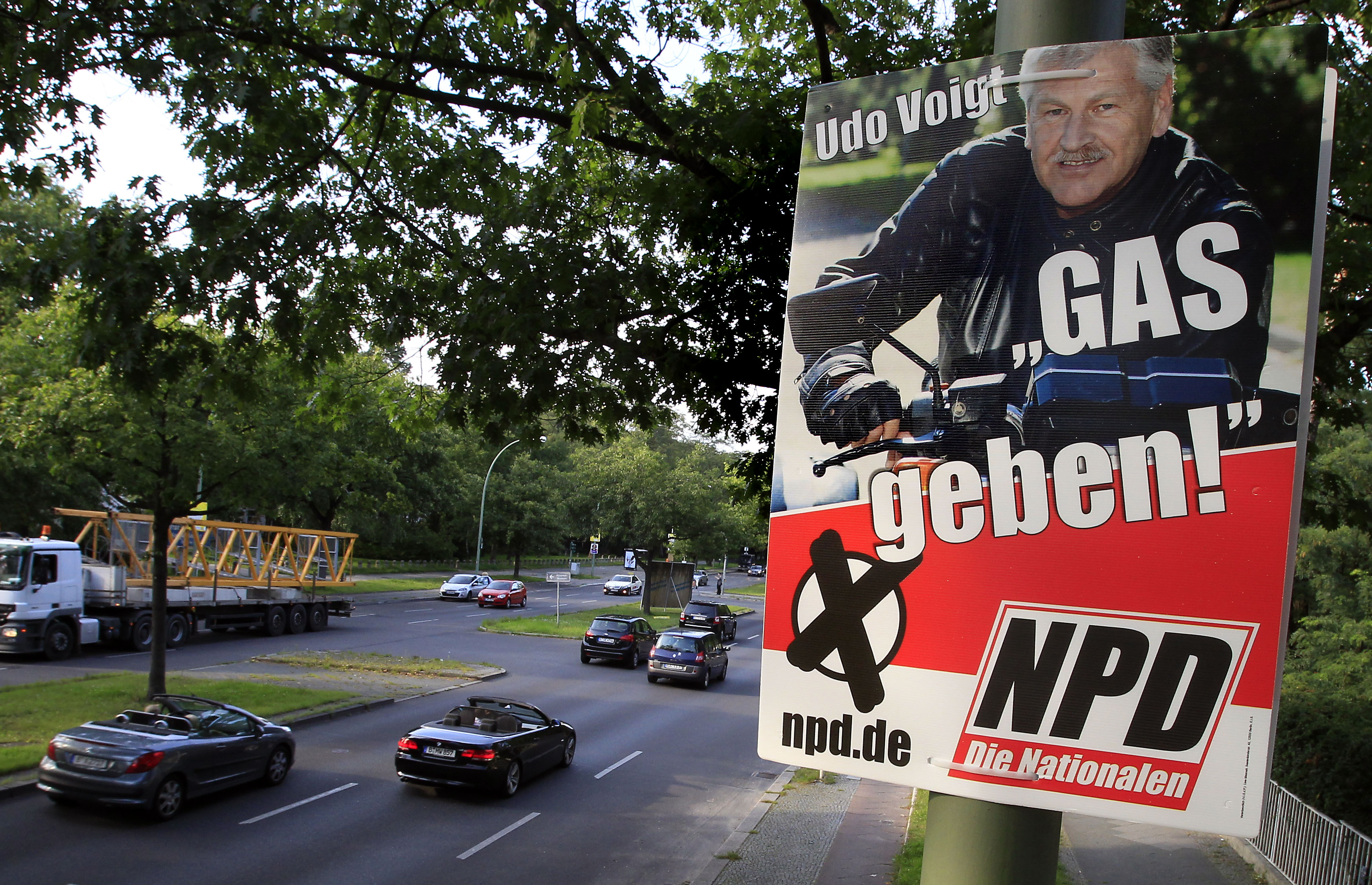Valaffisch för NPD med den hårt kritiserade sloganen "GAS geben!", "Step on the gas!".