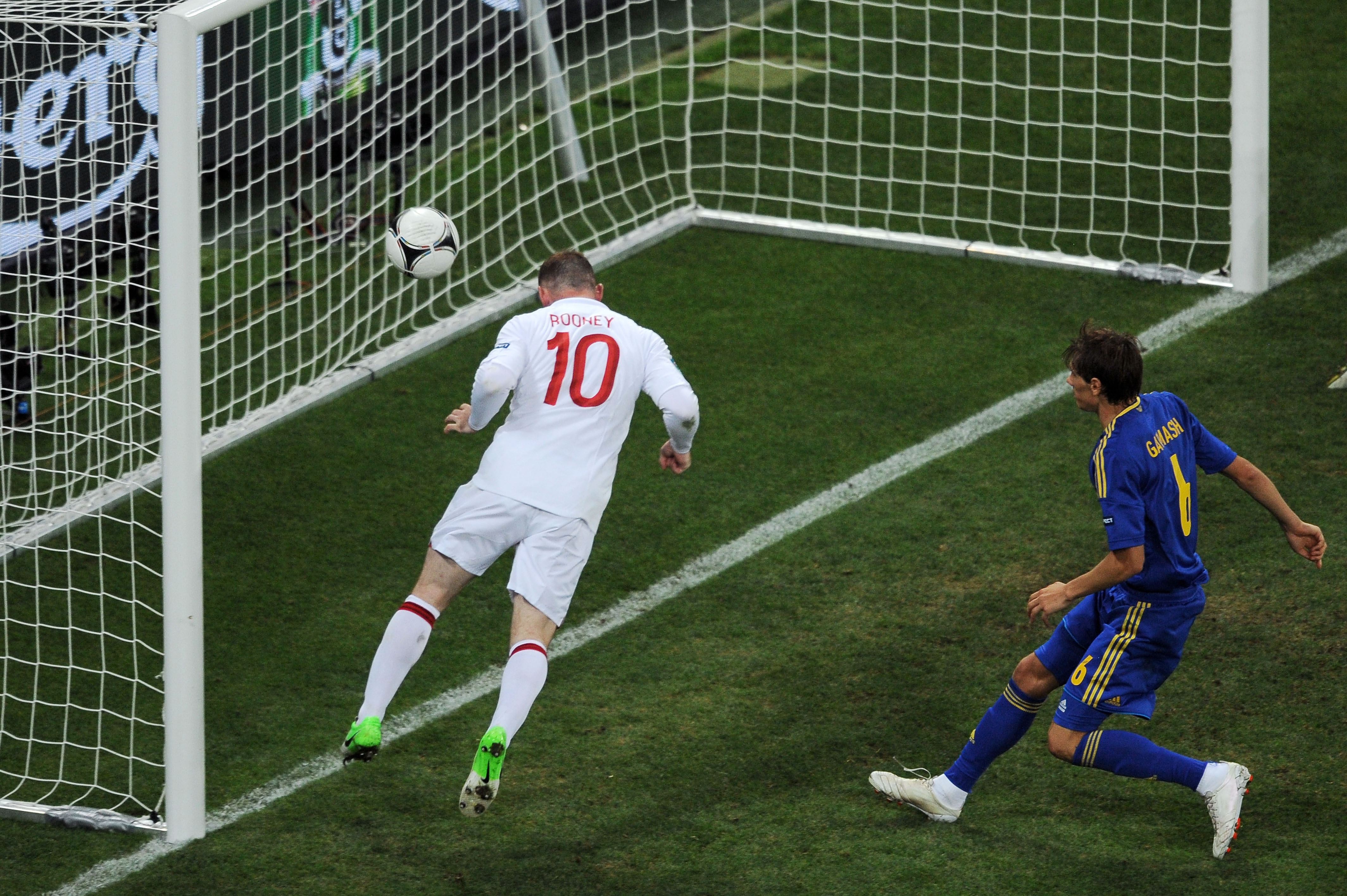 Wayne Rooney nickar in 1-0 för England. Wayne Rooney nickar in 1-0 för England.
