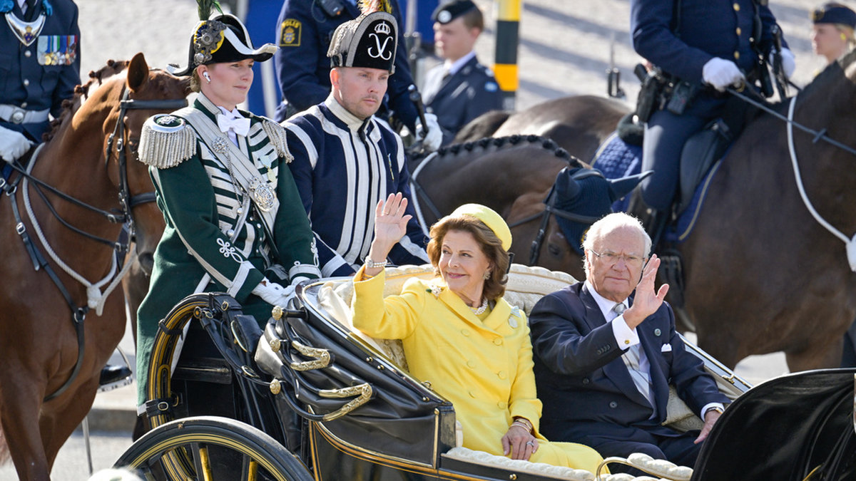 Kung Carl Gustaf och drottning Silvia lämnade slottet i häst och vagn vid 14.30-tiden.