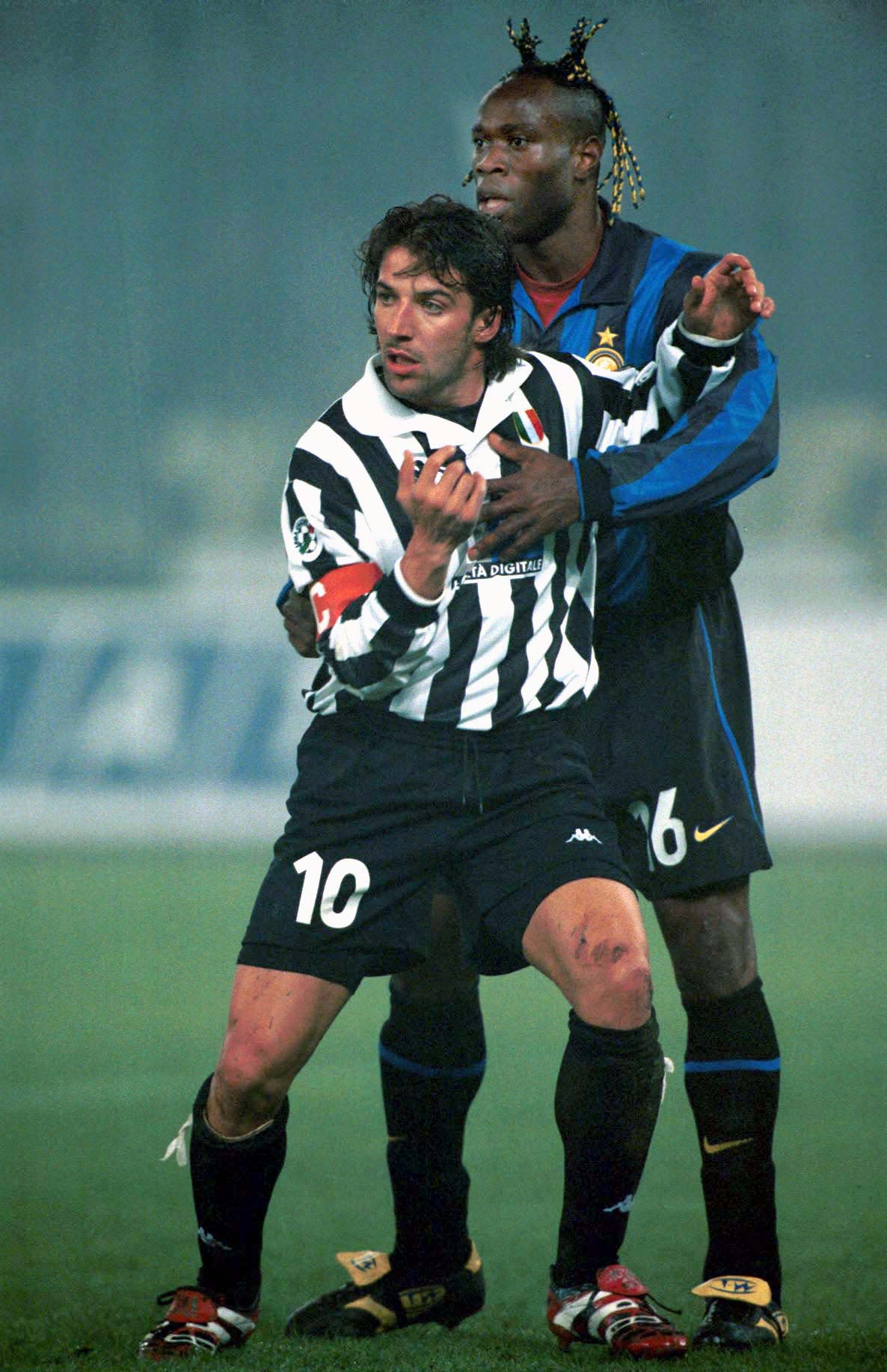Taribo West gjorde kaos i Serie A med sin frisyr. Vad tänkte han på egentligen? Taribo West gjorde kaos i Serie A med sin frisyr. Vad tänkte han på egentligen?