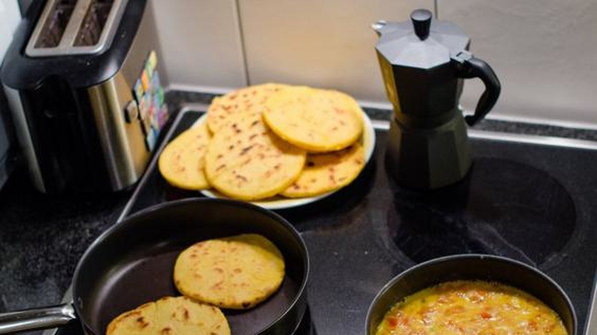 COLOMBIA. I en colombiansk frukost står "arepa" i centrum. Det är en sötaktig majskaka som serveras antingen med smör eller med ägg, kött och sylt på toppen.