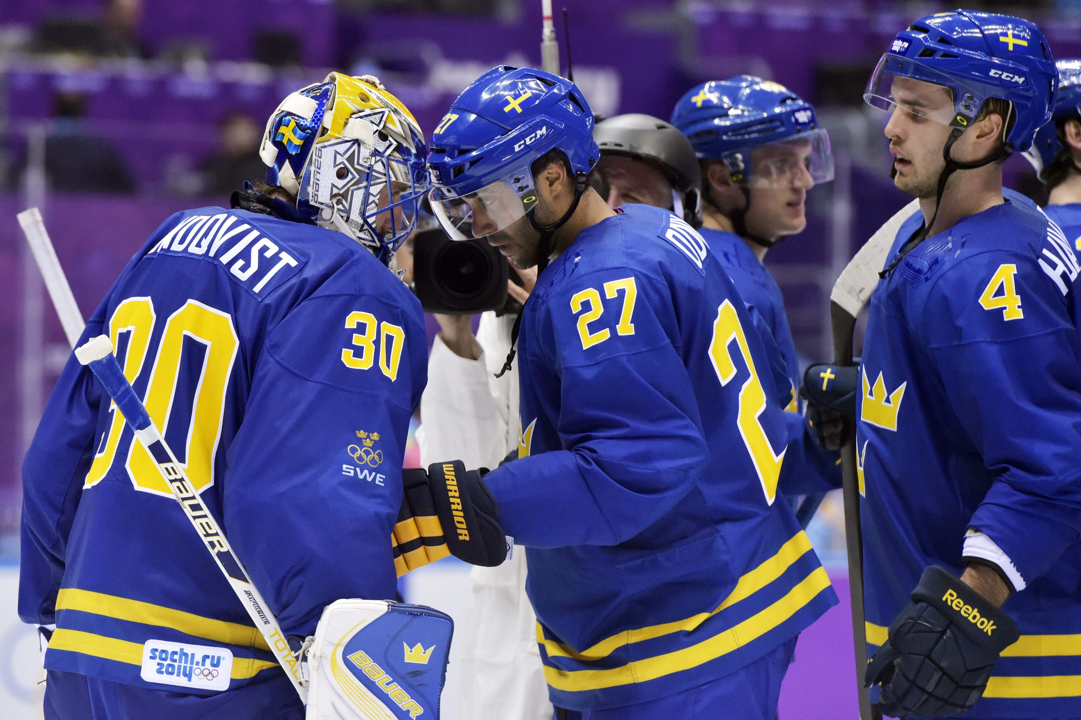 Sveriges målvakt Henrik Lundqvist, Johnny Oduya och Niklas Hjalmarsson jublar efter segern. Sveriges målvakt Henrik Lundqvist, Johnny Oduya och Niklas Hjalmarsson jublar efter segern.