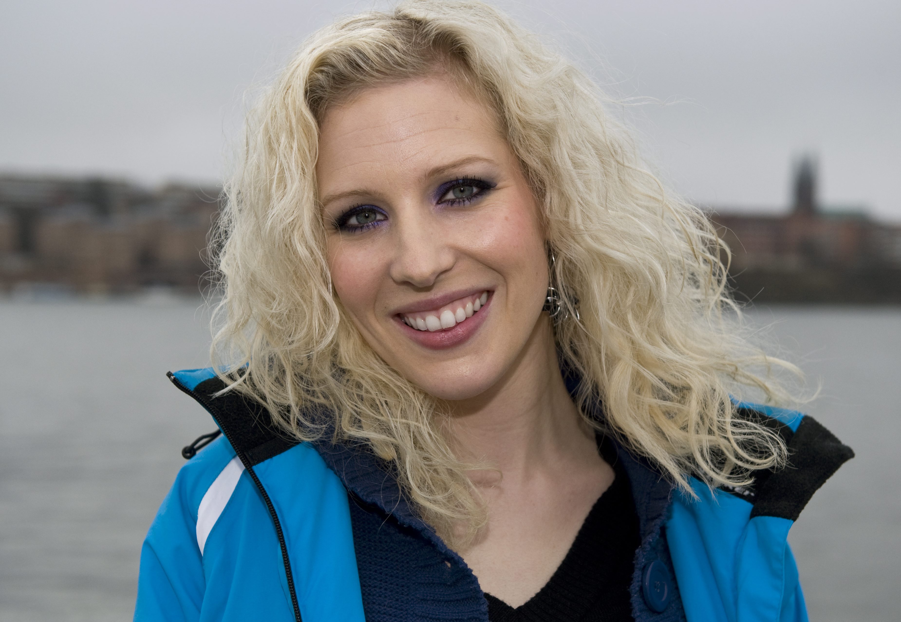 Sandra Dahlberg hoppar av kanal 5:s nya tevesatsning på grund av personliga skäl.