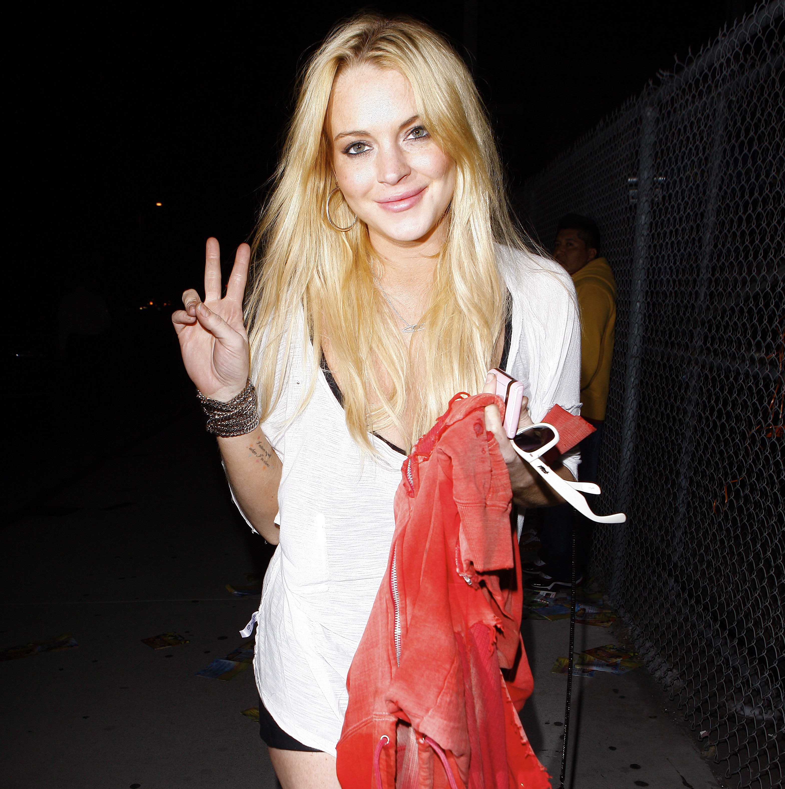 Lindsay Lohan plockade på sig kläder och accessoarer från den exlusiva butiken Tough as Nails.