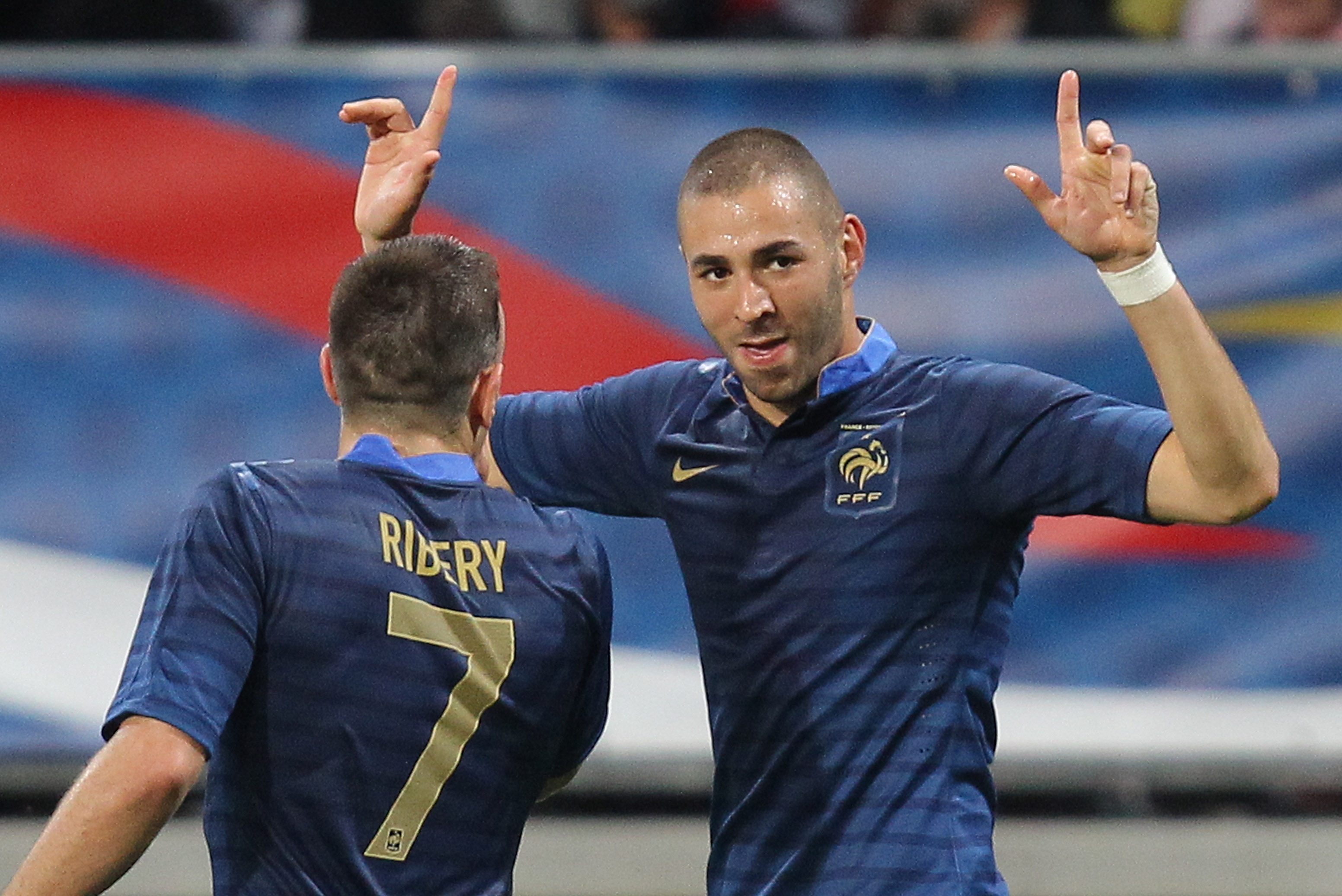 Karim Benzema och Franck Ribéry kommer göra livet surt för England tror Iniesta.