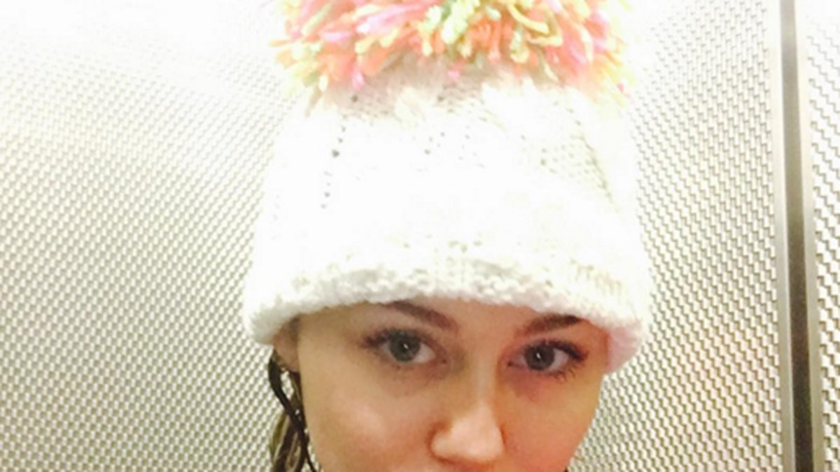 Miley Cyrus i speciell mössa. 