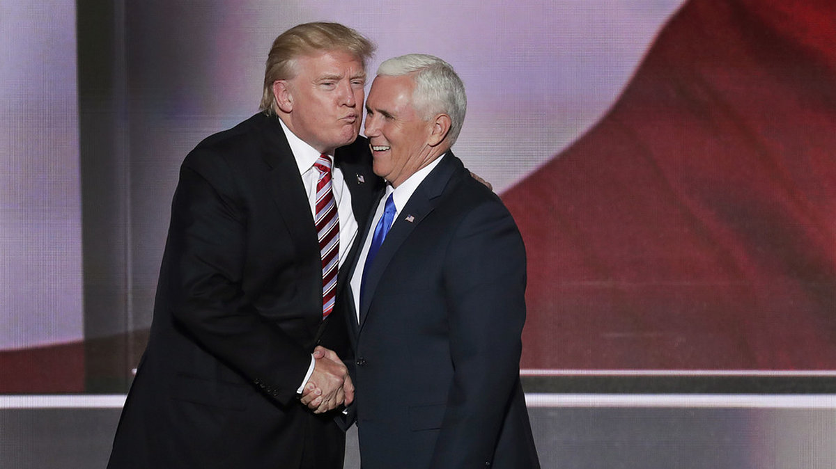 Som ska pussa ett barn. Här pussar har dock inte ett barn utan potentiella vice presidenten Mike Pence.