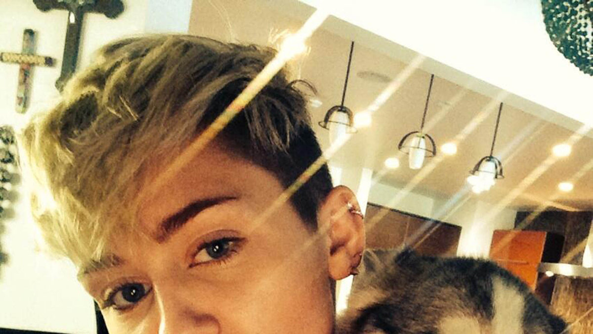 Miley visar upp sina nya tänder. 