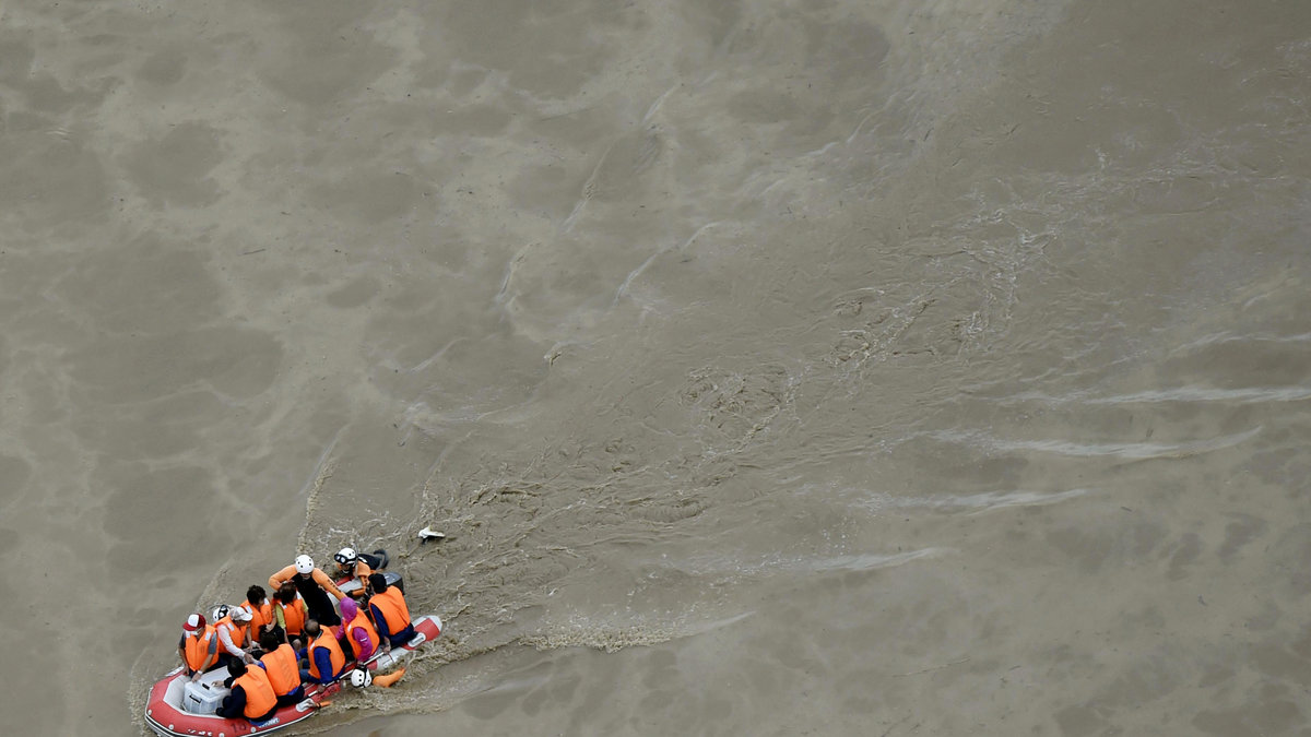 Räddningsbåtar skickades ut för att hämta upp barn ur vattnet. 