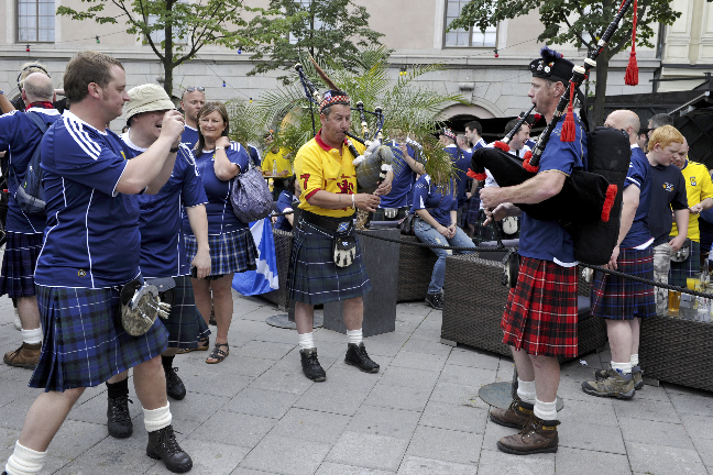 Skotska fans sprider glädje i Stockholm.