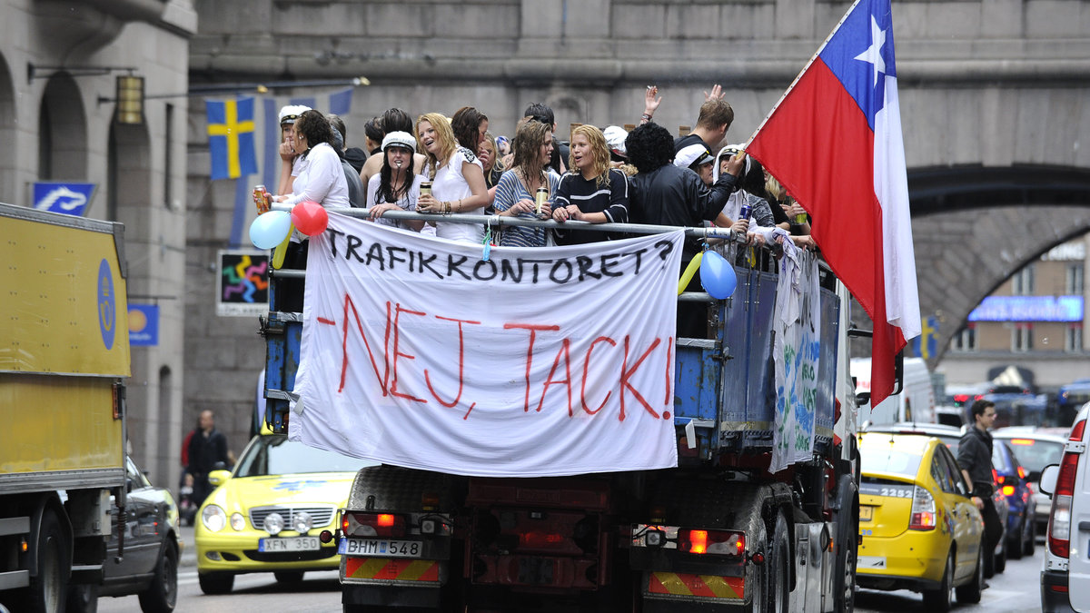 Elever i Stockholm firar med flaggor – men så blir det inte i Ljungby.