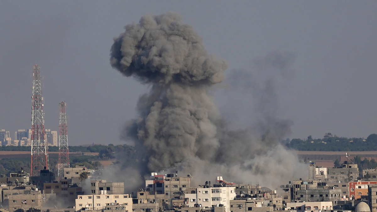 Rökmoln efter ett israeliskt flyganfall mot Gazaremsan. Arkivbild.