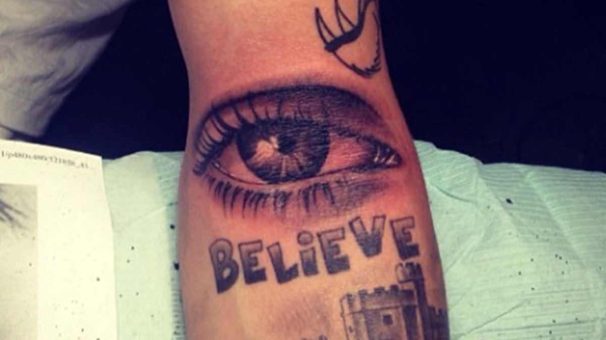 Justin Bieber har tatuerat in sin mammas öga på armen. 