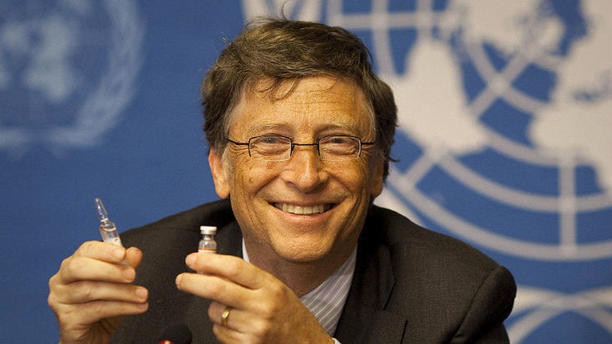 Som tur är så gör just Bill Gates väldigt mycket för olika välgörenhetsprojekt runt om i världen, till skillnad från andra rikingar som tar sig fram genom skattesmitning och dumpning av löner.
