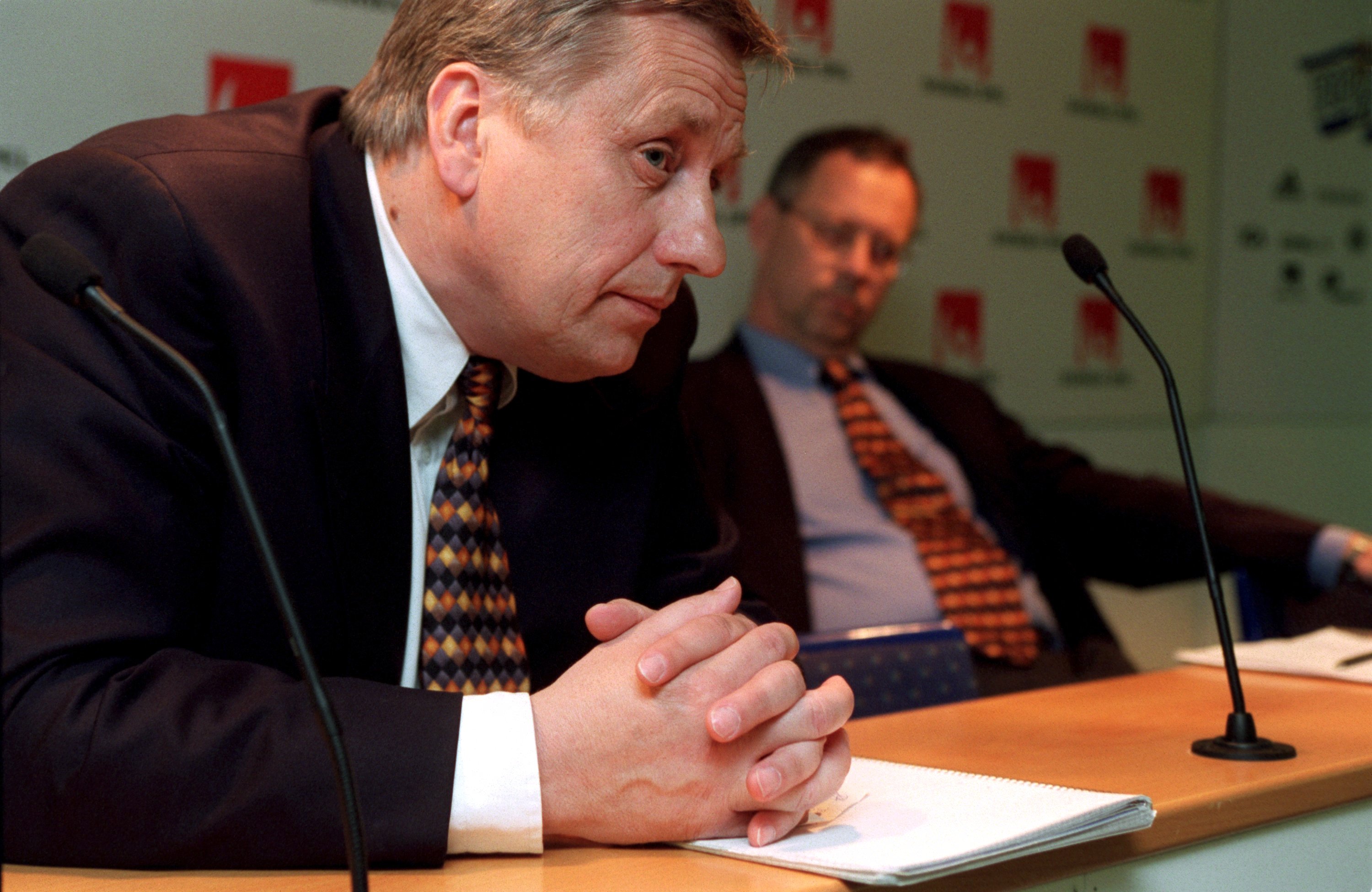 2001: Lars-Tommy i kostym. Förbundskaptenerna presenterar VM-kvaltruppen mot Slovakien och Moldavien. 2001: Lars-Tommy i kostym. Förbundskaptenerna presenterar VM-kvaltruppen mot Slovakien och Moldavien.