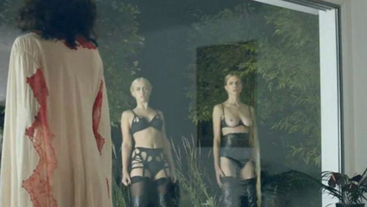Topless i en reklamfilm från Agent Provocateur.