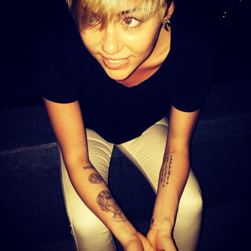 Miley tycker att hon ser ut som Bieber. Miley tycker att hon ser ut som Bieber.