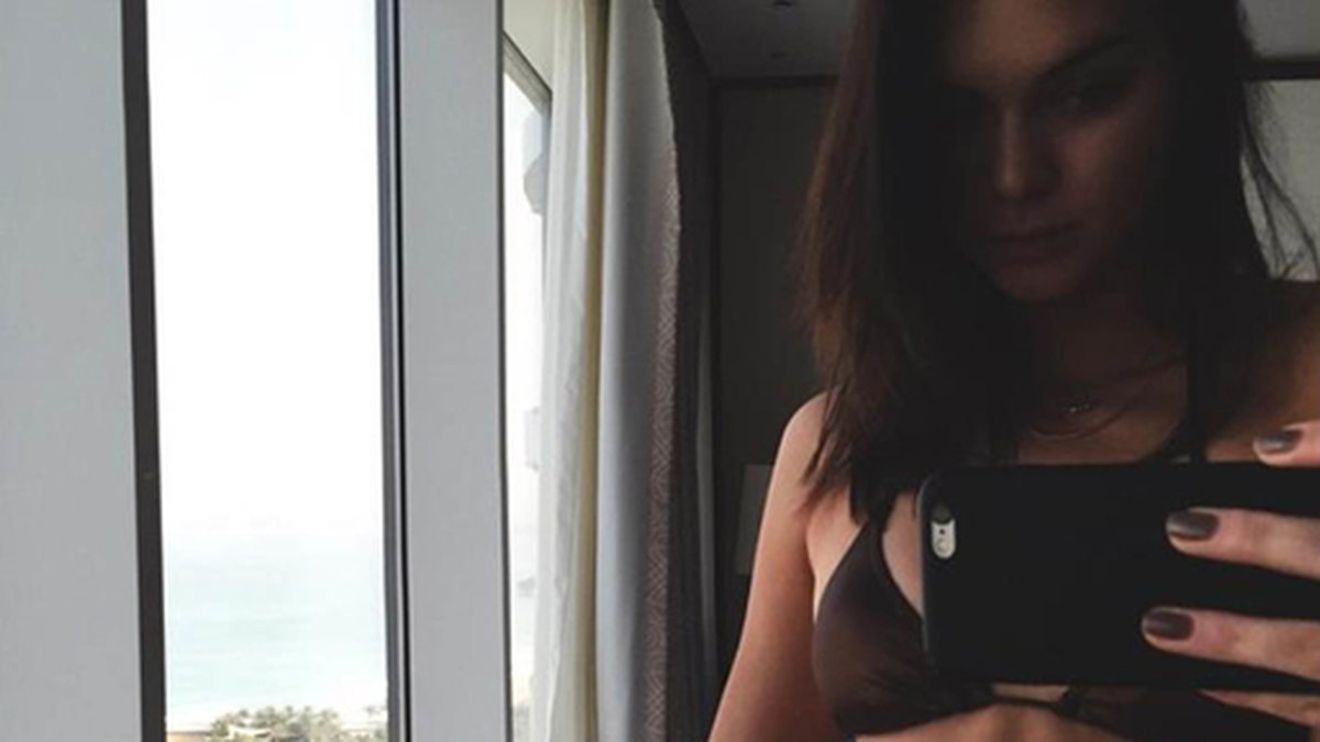 Kendall Jenner tar en selfie. 
