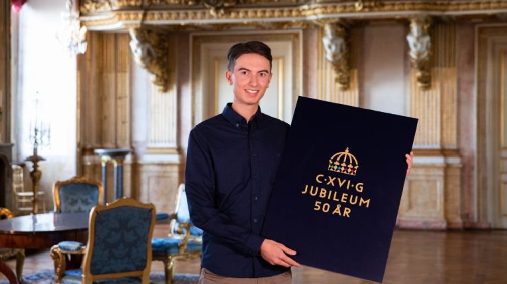 Elis Nyström vann tävlingen om emblem till kungens jubileum. Pressbild
