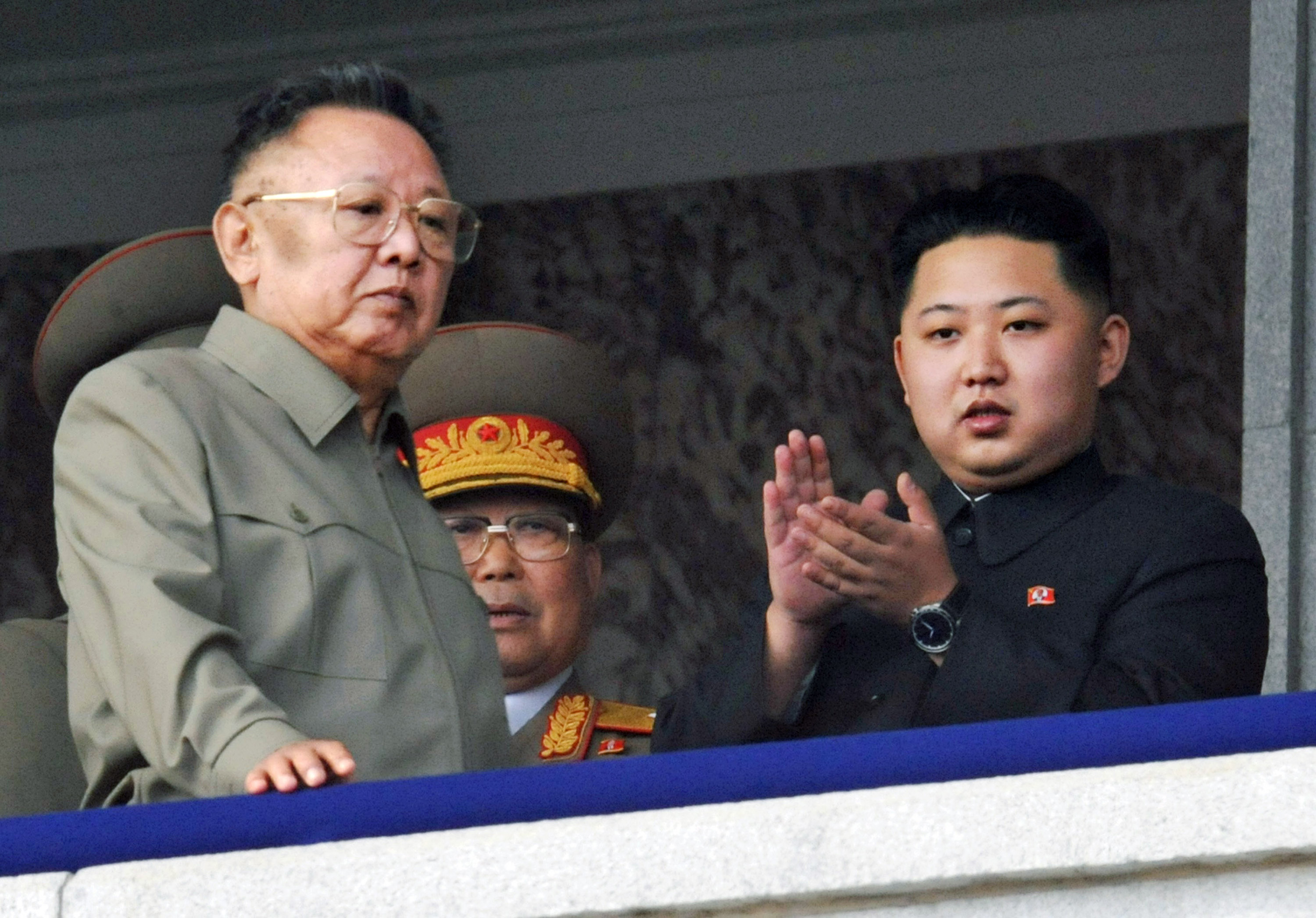 Till höger syns Kim Jong Un, Kim Jong-Ils tredje son och, troligtvis, landets näste ledare.