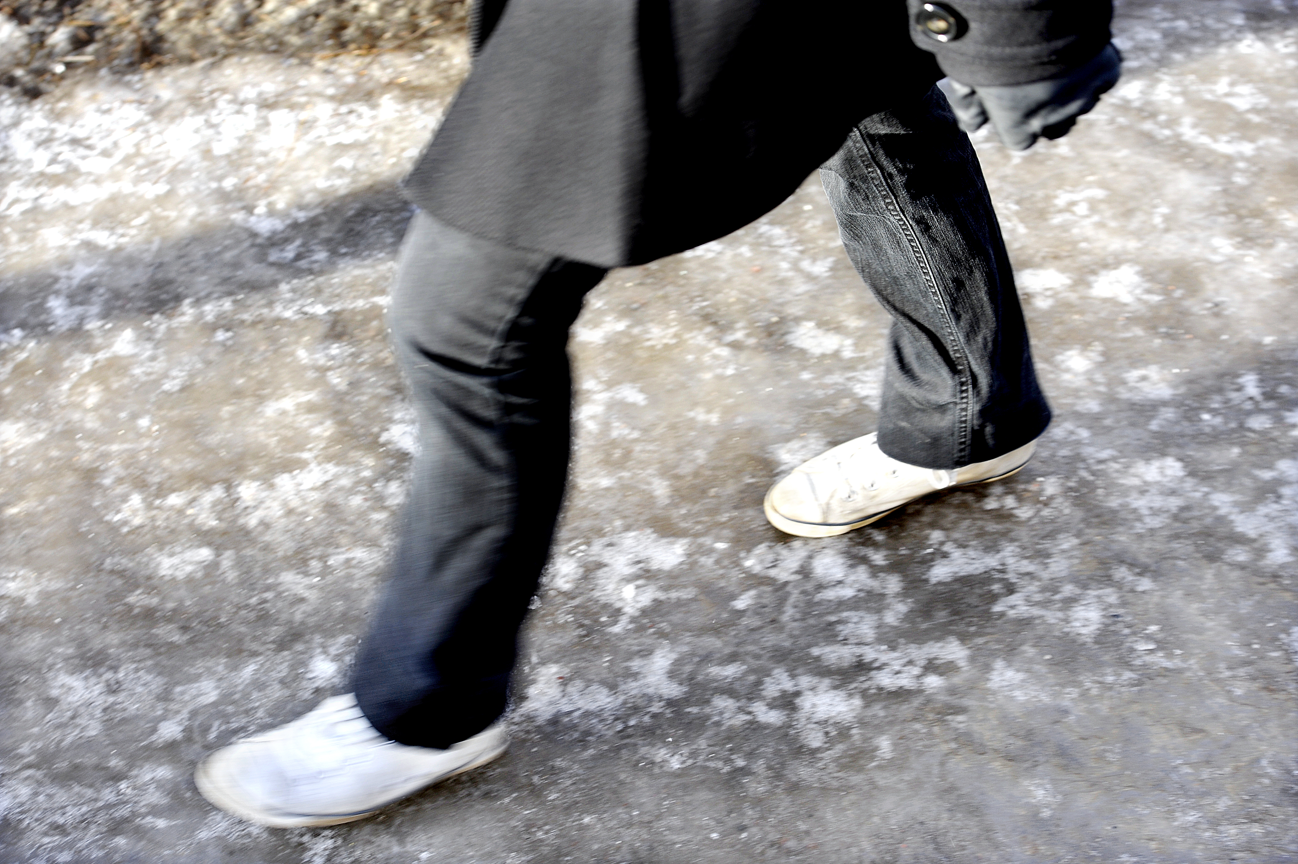 2. Halkan. I stora delar av landet har temperaturen pendlat mellan några grader plus och några grader minus, vilket i praktiken betyder blixthalka varje morgon. Varje år dödas 50-60 personer i trafiken men skador kan lika gärna uppkomma när du är på väg g 2. Halkan. I stora delar av landet har temperaturen pendlat mellan några grader plus och några grader minus, vilket i praktiken betyder blixthalka varje morgon. Varje år dödas 50-60 personer i trafiken men skador kan lika gärna uppkomma när du är på väg g