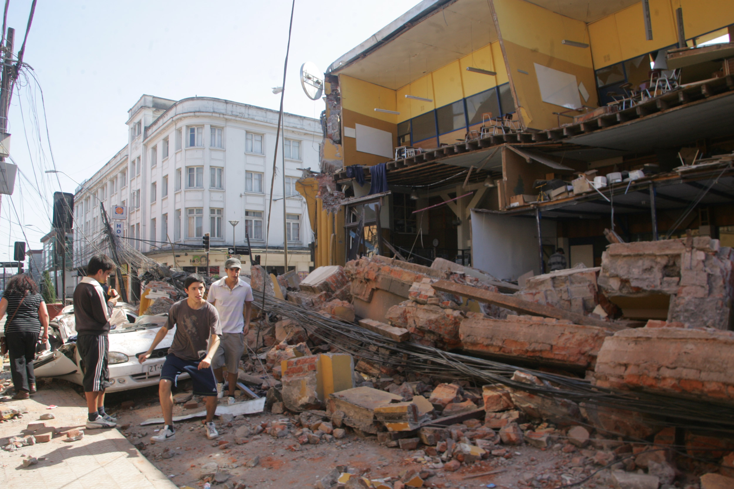 En av alla rasade byggnader i Concepcion i södra Chile.